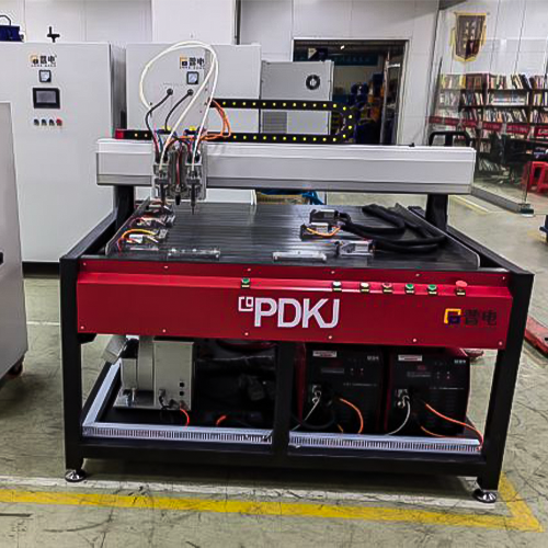 Automatische CNC-Bolzenschwei&szlig;maschine mit drei Pistolen