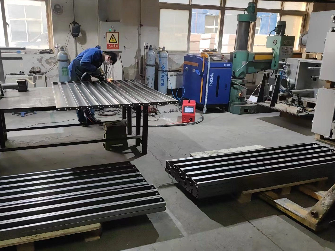 Sobib raudplaadist k&uuml;lmutusseadmete kolonnide toetamiseks